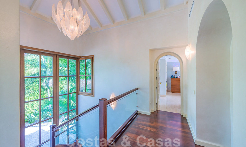 Villa de lujo a la venta en una exclusiva zona residencial en la playa de la Milla de Oro en Marbella 35039