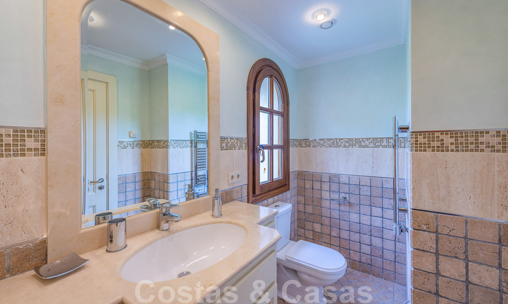 Villa de lujo a la venta en una exclusiva zona residencial en la playa de la Milla de Oro en Marbella 35041