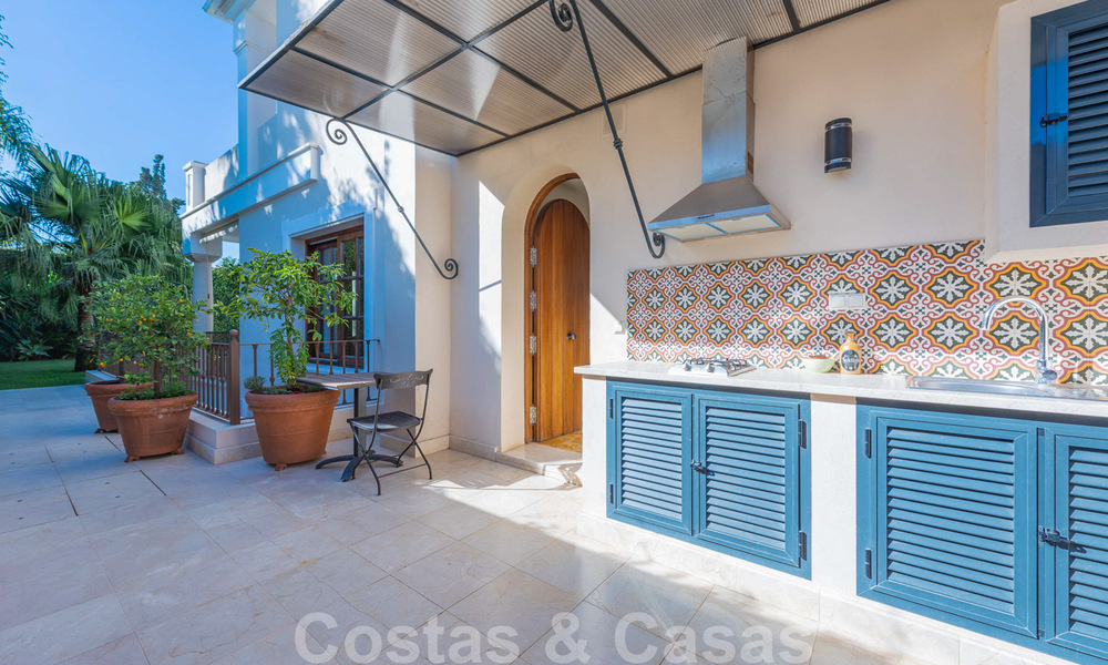 Villa de lujo a la venta en una exclusiva zona residencial en la playa de la Milla de Oro en Marbella 35045