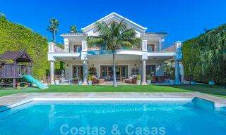 Villa de lujo a la venta en una exclusiva zona residencial en la playa de la Milla de Oro en Marbella 35046 