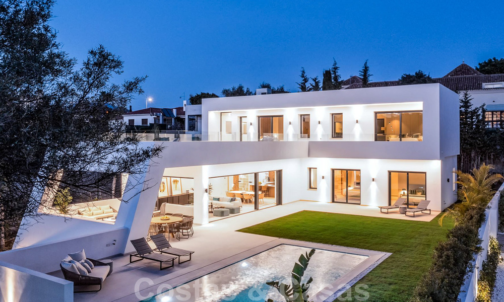Villa de diseño moderno en venta a pocos pasos de la playa y los clubes de playa y a poca distancia del paseo marítimo y del centro de San Pedro, Marbella 38008
