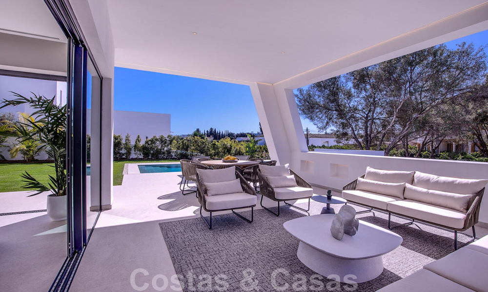 Villa de diseño moderno en venta a pocos pasos de la playa y los clubes de playa y a poca distancia del paseo marítimo y del centro de San Pedro, Marbella 38009