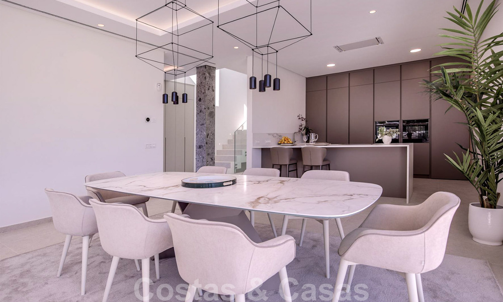 Villa de diseño moderno en venta a pocos pasos de la playa y los clubes de playa y a poca distancia del paseo marítimo y del centro de San Pedro, Marbella 38010