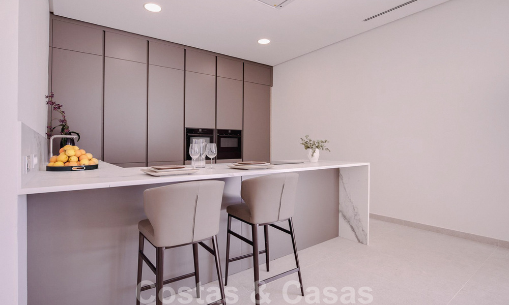 Villa de diseño moderno en venta a pocos pasos de la playa y los clubes de playa y a poca distancia del paseo marítimo y del centro de San Pedro, Marbella 38011