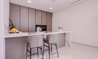 Villa de diseño moderno en venta a pocos pasos de la playa y los clubes de playa y a poca distancia del paseo marítimo y del centro de San Pedro, Marbella 38011 