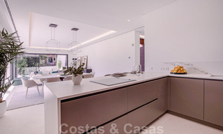 Villa de diseño moderno en venta a pocos pasos de la playa y los clubes de playa y a poca distancia del paseo marítimo y del centro de San Pedro, Marbella 38013 