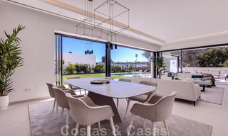 Villa de diseño moderno en venta a pocos pasos de la playa y los clubes de playa y a poca distancia del paseo marítimo y del centro de San Pedro, Marbella 38014 