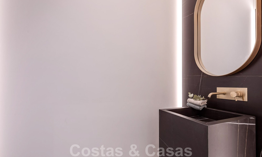 Villa de diseño moderno en venta a pocos pasos de la playa y los clubes de playa y a poca distancia del paseo marítimo y del centro de San Pedro, Marbella 38015