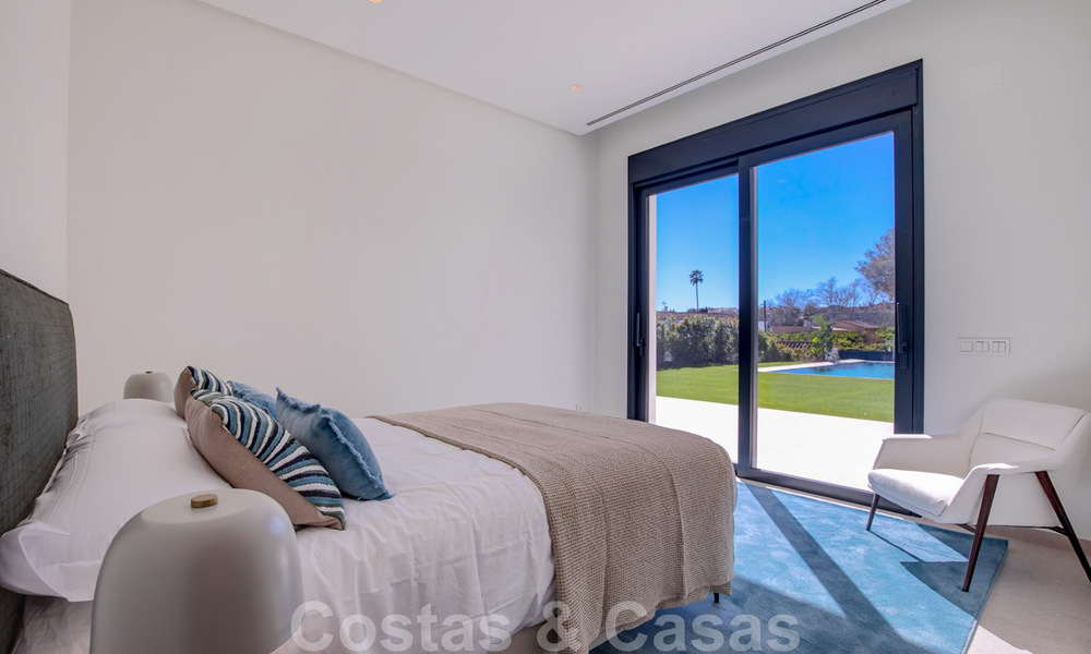 Villa de diseño moderno en venta a pocos pasos de la playa y los clubes de playa y a poca distancia del paseo marítimo y del centro de San Pedro, Marbella 38016