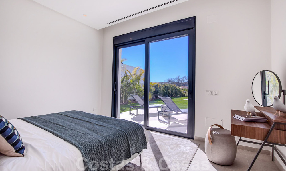 Villa de diseño moderno en venta a pocos pasos de la playa y los clubes de playa y a poca distancia del paseo marítimo y del centro de San Pedro, Marbella 38018