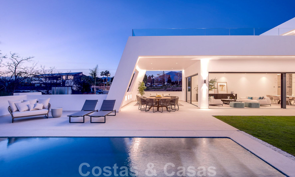 Villa de diseño moderno en venta a pocos pasos de la playa y los clubes de playa y a poca distancia del paseo marítimo y del centro de San Pedro, Marbella 38019