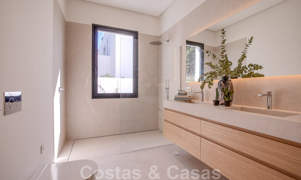 Villa de diseño moderno en venta a pocos pasos de la playa y los clubes de playa y a poca distancia del paseo marítimo y del centro de San Pedro, Marbella 38020