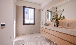 Villa de diseño moderno en venta a pocos pasos de la playa y los clubes de playa y a poca distancia del paseo marítimo y del centro de San Pedro, Marbella 38020 