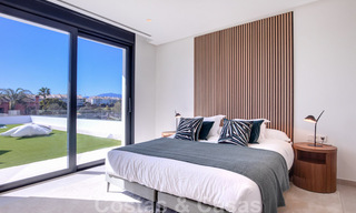 Villa de diseño moderno en venta a pocos pasos de la playa y los clubes de playa y a poca distancia del paseo marítimo y del centro de San Pedro, Marbella 38022 