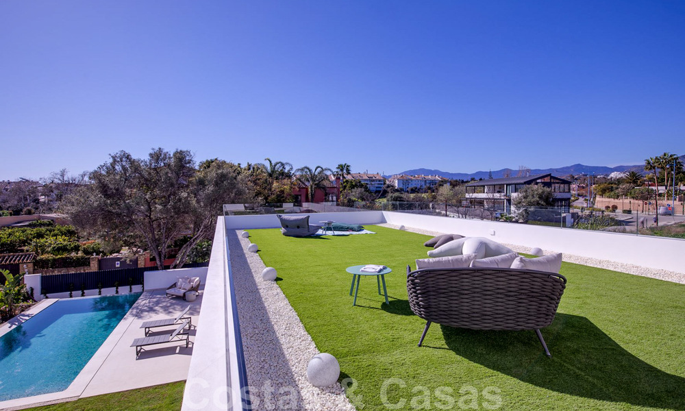 Villa de diseño moderno en venta a pocos pasos de la playa y los clubes de playa y a poca distancia del paseo marítimo y del centro de San Pedro, Marbella 38024