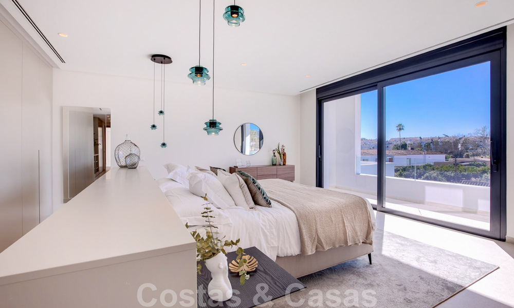 Villa de diseño moderno en venta a pocos pasos de la playa y los clubes de playa y a poca distancia del paseo marítimo y del centro de San Pedro, Marbella 38025
