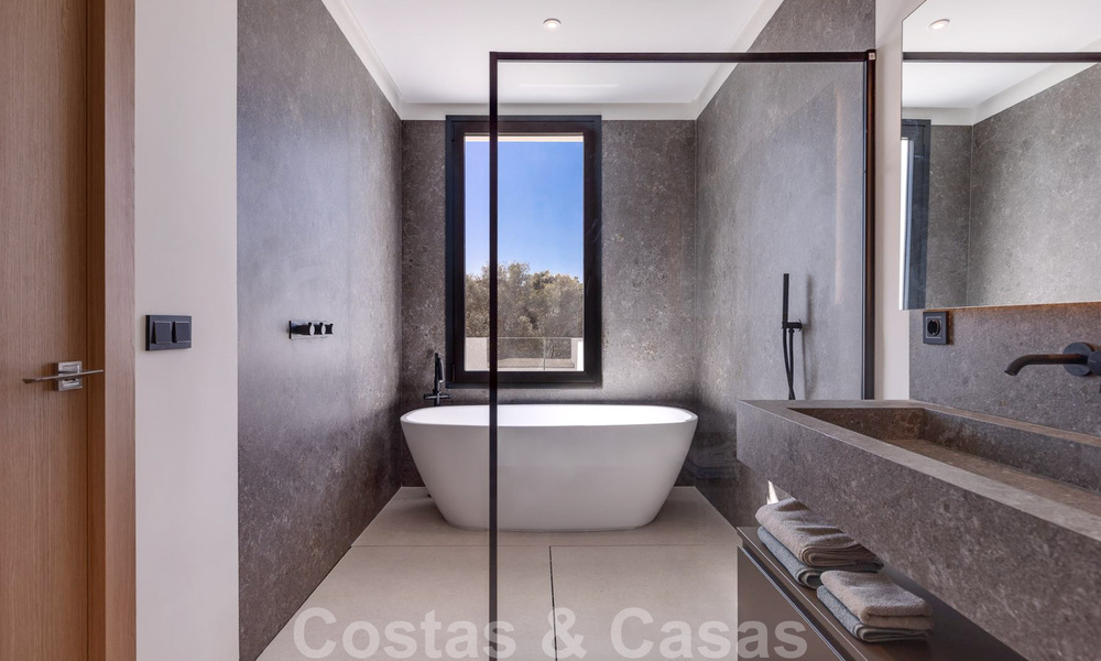 Villa de diseño moderno en venta a pocos pasos de la playa y los clubes de playa y a poca distancia del paseo marítimo y del centro de San Pedro, Marbella 38027