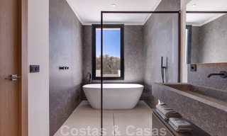 Villa de diseño moderno en venta a pocos pasos de la playa y los clubes de playa y a poca distancia del paseo marítimo y del centro de San Pedro, Marbella 38027 