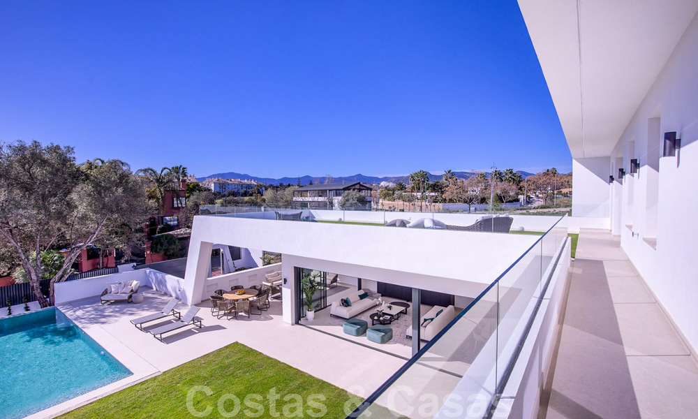 Villa de diseño moderno en venta a pocos pasos de la playa y los clubes de playa y a poca distancia del paseo marítimo y del centro de San Pedro, Marbella 38029