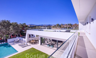 Villa de diseño moderno en venta a pocos pasos de la playa y los clubes de playa y a poca distancia del paseo marítimo y del centro de San Pedro, Marbella 38029 
