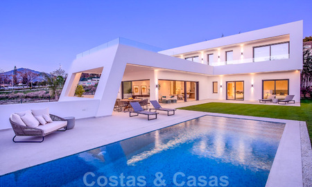 Villa de diseño moderno en venta a pocos pasos de la playa y los clubes de playa y a poca distancia del paseo marítimo y del centro de San Pedro, Marbella 38030