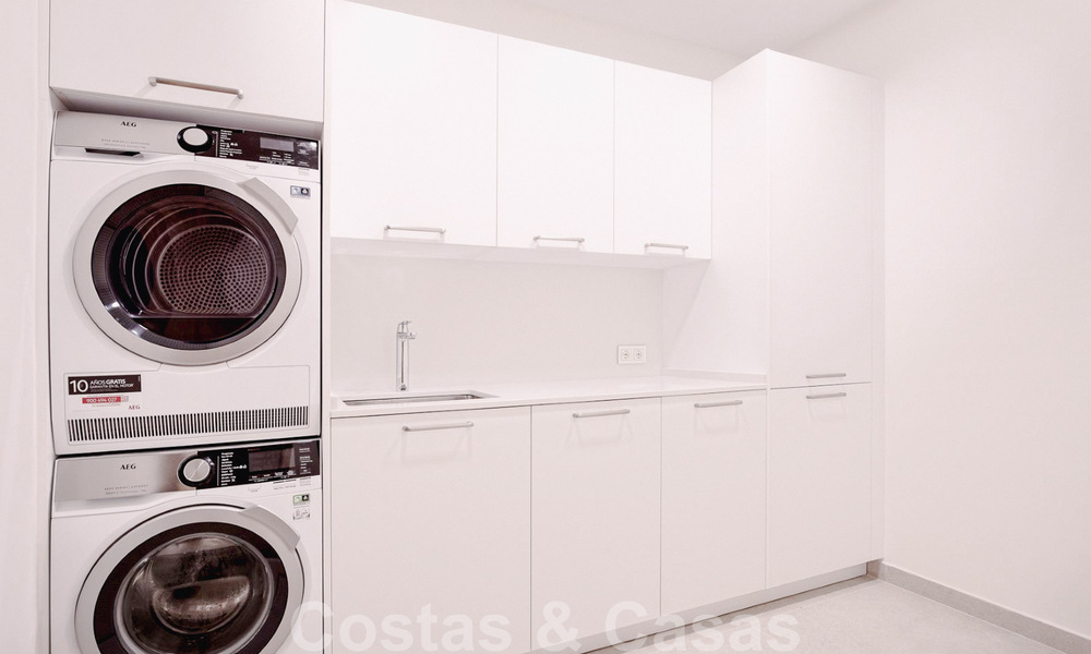 Villa de diseño moderno en venta a pocos pasos de la playa y los clubes de playa y a poca distancia del paseo marítimo y del centro de San Pedro, Marbella 38031