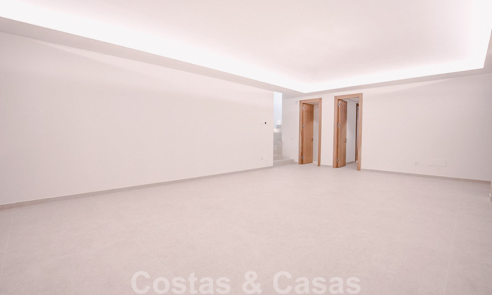 Villa de diseño moderno en venta a pocos pasos de la playa y los clubes de playa y a poca distancia del paseo marítimo y del centro de San Pedro, Marbella 38032