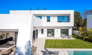 Villa de diseño moderno en venta a pocos pasos de la playa y los clubes de playa y a poca distancia del paseo marítimo y del centro de San Pedro, Marbella 38035 