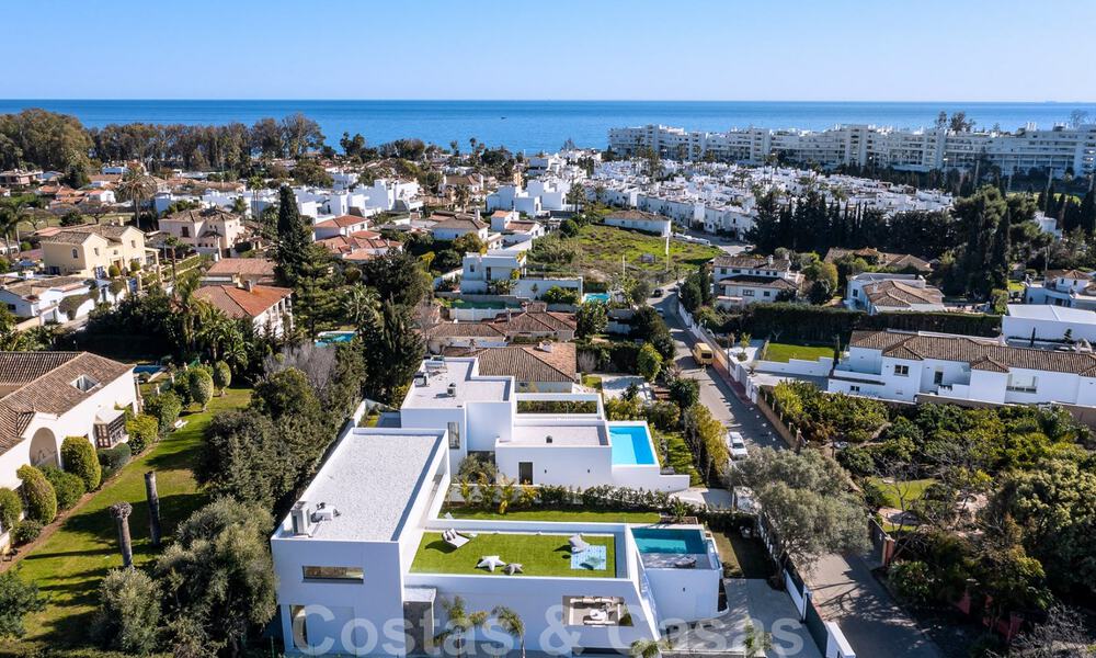 Villa de diseño moderno en venta a pocos pasos de la playa y los clubes de playa y a poca distancia del paseo marítimo y del centro de San Pedro, Marbella 38036
