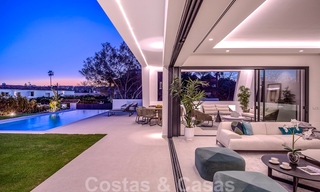 Villa de diseño moderno en venta a pocos pasos de la playa y los clubes de playa y a poca distancia del paseo marítimo y del centro de San Pedro, Marbella 38037 