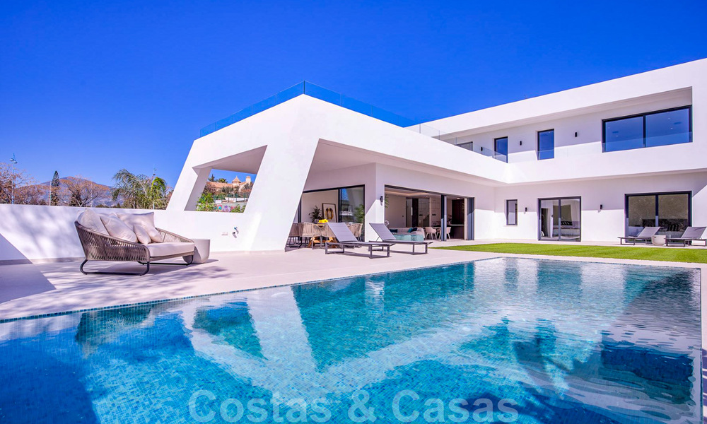 Villa de diseño moderno en venta a pocos pasos de la playa y los clubes de playa y a poca distancia del paseo marítimo y del centro de San Pedro, Marbella 38038