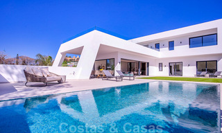 Villa de diseño moderno en venta a pocos pasos de la playa y los clubes de playa y a poca distancia del paseo marítimo y del centro de San Pedro, Marbella 38038 