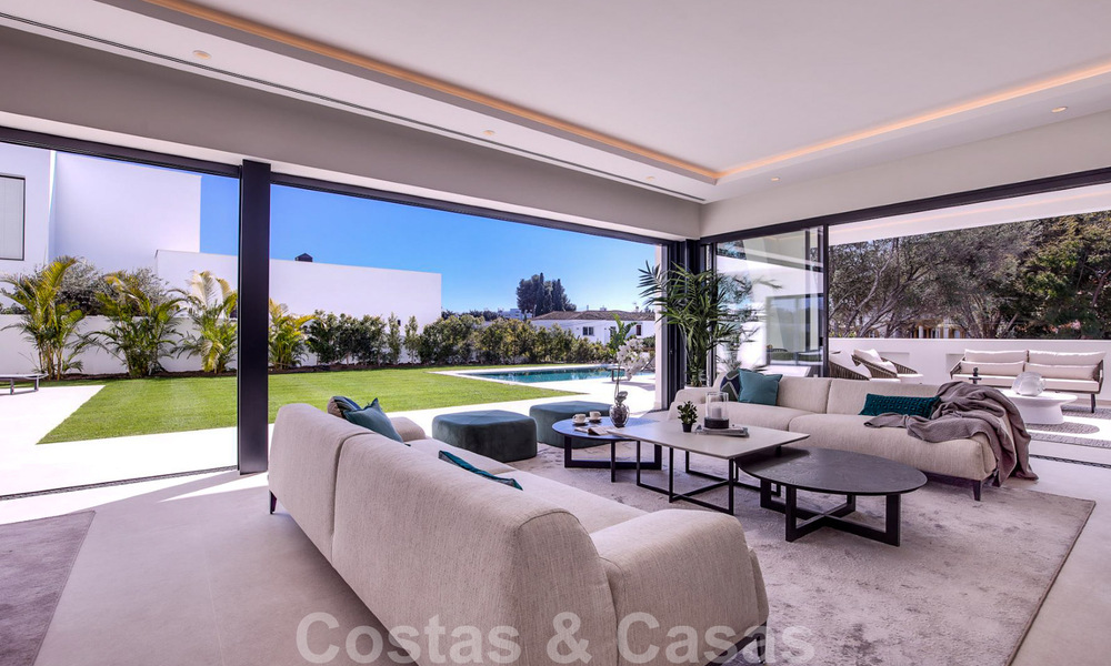 Villa de diseño moderno en venta a pocos pasos de la playa y los clubes de playa y a poca distancia del paseo marítimo y del centro de San Pedro, Marbella 38041