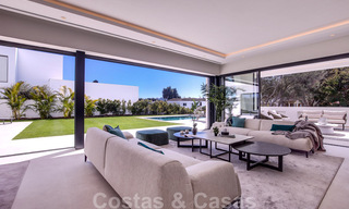 Villa de diseño moderno en venta a pocos pasos de la playa y los clubes de playa y a poca distancia del paseo marítimo y del centro de San Pedro, Marbella 38041 