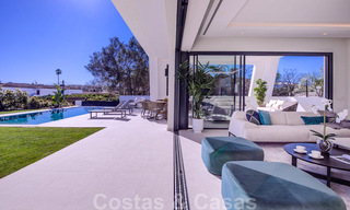 Villa de diseño moderno en venta a pocos pasos de la playa y los clubes de playa y a poca distancia del paseo marítimo y del centro de San Pedro, Marbella 38042 