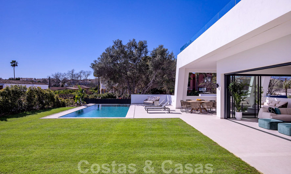 Villa de diseño moderno en venta a pocos pasos de la playa y los clubes de playa y a poca distancia del paseo marítimo y del centro de San Pedro, Marbella 38043