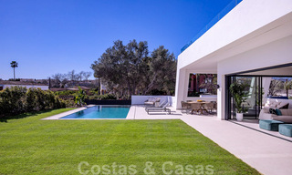 Villa de diseño moderno en venta a pocos pasos de la playa y los clubes de playa y a poca distancia del paseo marítimo y del centro de San Pedro, Marbella 38043 