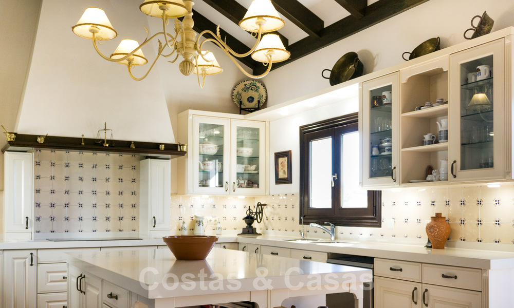 Villa de lujo estilo mediterránea a la venta en el exclusivo Marbella Club Golf Resort en Benahavis en la Costa del Sol 35054
