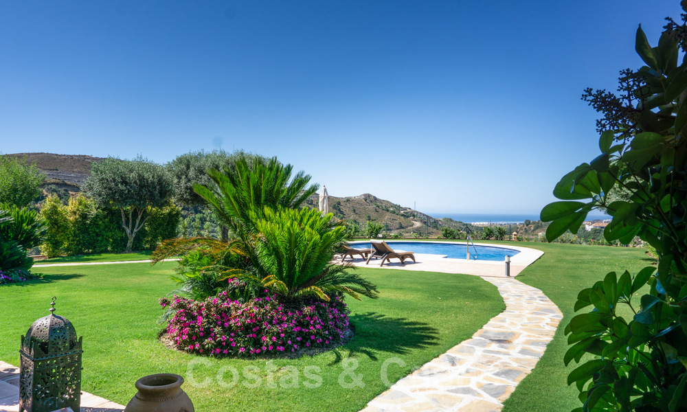 Villa de lujo estilo mediterránea a la venta en el exclusivo Marbella Club Golf Resort en Benahavis en la Costa del Sol 35069