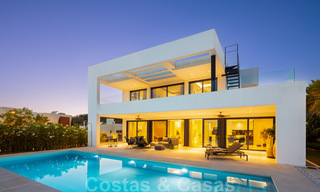 Listo para entrar y vivir moderna villa de lujo en venta en una zona residencial cerrada en Nueva Andalucía, Marbella 35123 