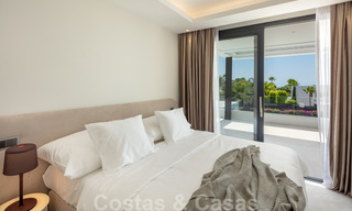 Listo para entrar y vivir moderna villa de lujo en venta en una zona residencial cerrada en Nueva Andalucía, Marbella 35126 