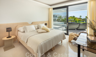 Listo para entrar y vivir moderna villa de lujo en venta en una zona residencial cerrada en Nueva Andalucía, Marbella 35127 