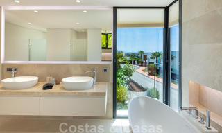 Listo para entrar y vivir moderna villa de lujo en venta en una zona residencial cerrada en Nueva Andalucía, Marbella 35131 