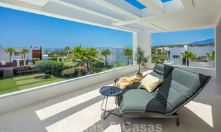 Listo para entrar y vivir moderna villa de lujo en venta en una zona residencial cerrada en Nueva Andalucía, Marbella 35132 