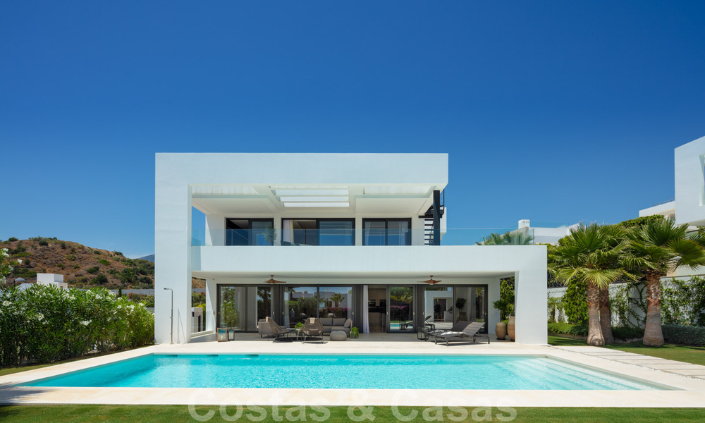 Listo para entrar y vivir moderna villa de lujo en venta en una zona residencial cerrada en Nueva Andalucía, Marbella 35134