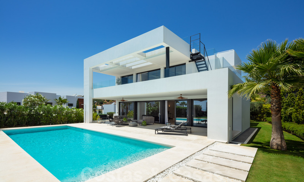 Listo para entrar y vivir moderna villa de lujo en venta en una zona residencial cerrada en Nueva Andalucía, Marbella 35135