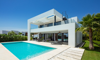 Listo para entrar y vivir moderna villa de lujo en venta en una zona residencial cerrada en Nueva Andalucía, Marbella 35135 