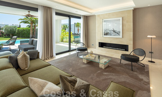 Listo para entrar y vivir moderna villa de lujo en venta en una zona residencial cerrada en Nueva Andalucía, Marbella 35139 