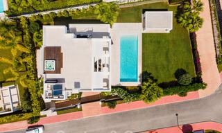 Listo para entrar y vivir moderna villa de lujo en venta en una zona residencial cerrada en Nueva Andalucía, Marbella 35142 