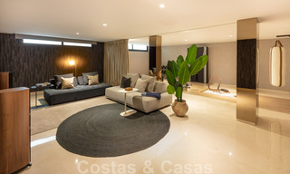 Listo para entrar y vivir moderna villa de lujo en venta en una zona residencial cerrada en Nueva Andalucía, Marbella 35145 